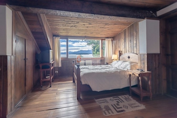 Casa sobre costa al Lago Nahuel Huapi - San Carlos de Bariloche - PATAGONIA